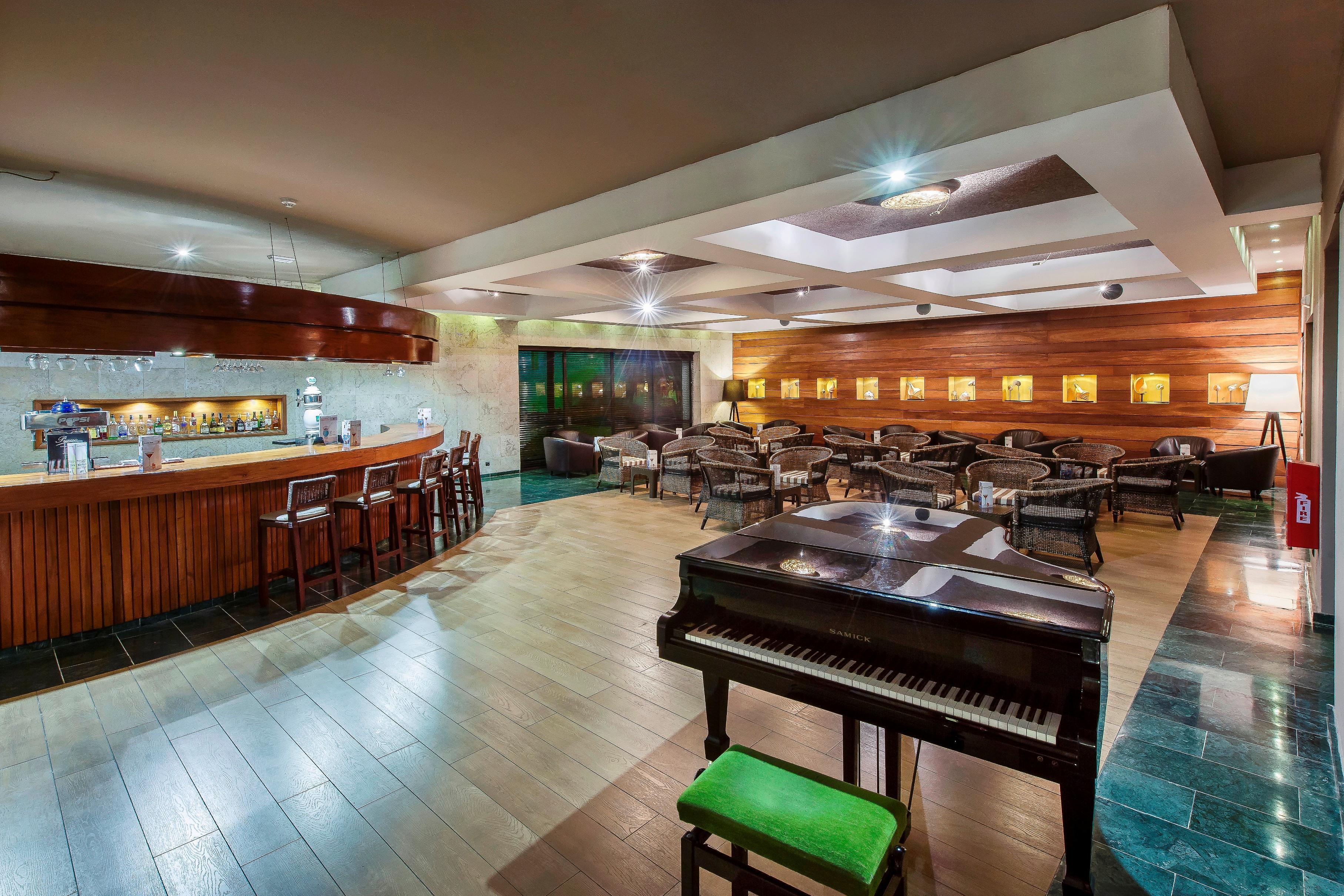 Catalonia Royal Bavaro (Adults Only) Пунта-Кана Екстер'єр фото The lounge at the airport