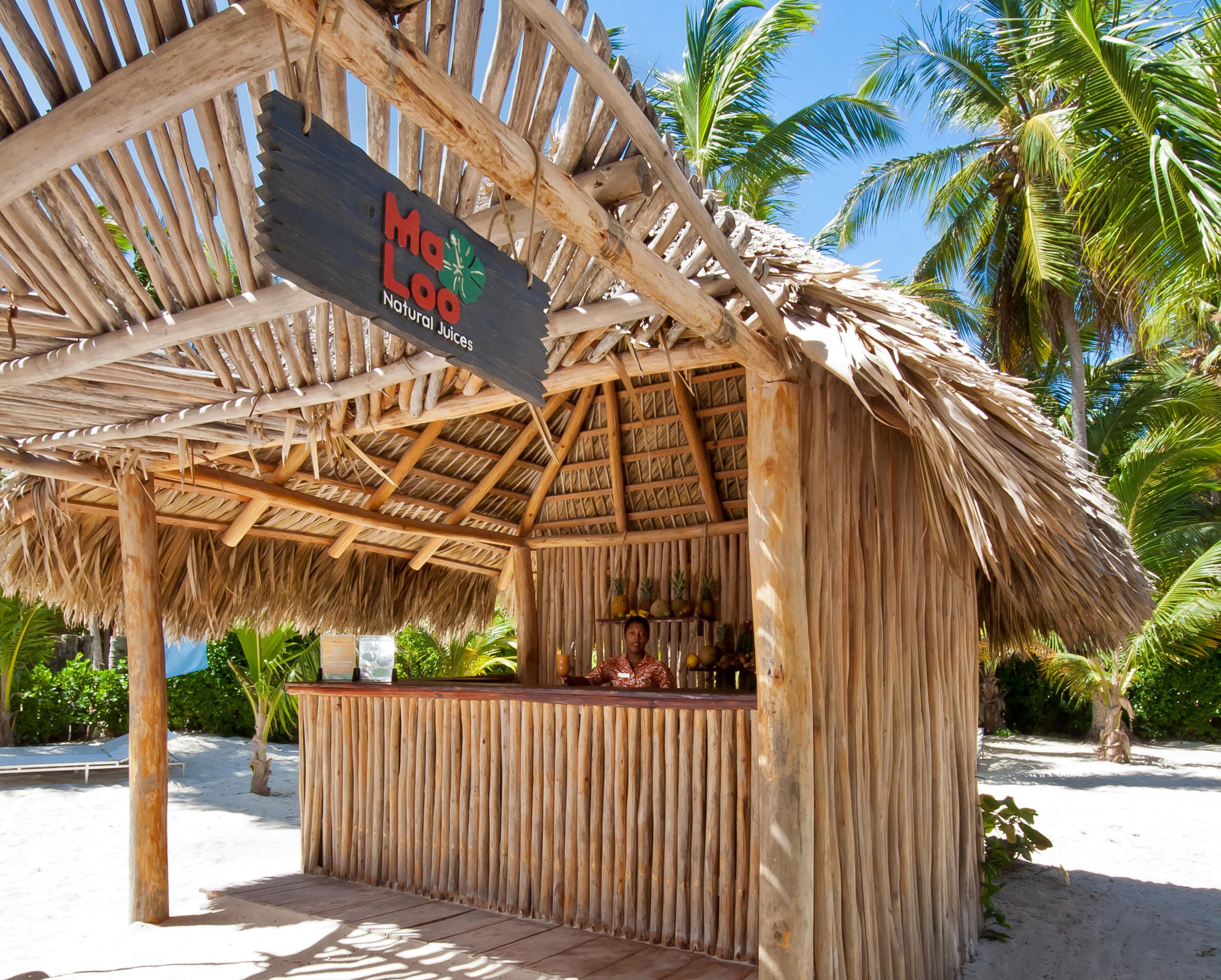 Catalonia Royal Bavaro (Adults Only) Пунта-Кана Екстер'єр фото A beach bar in the Maldives