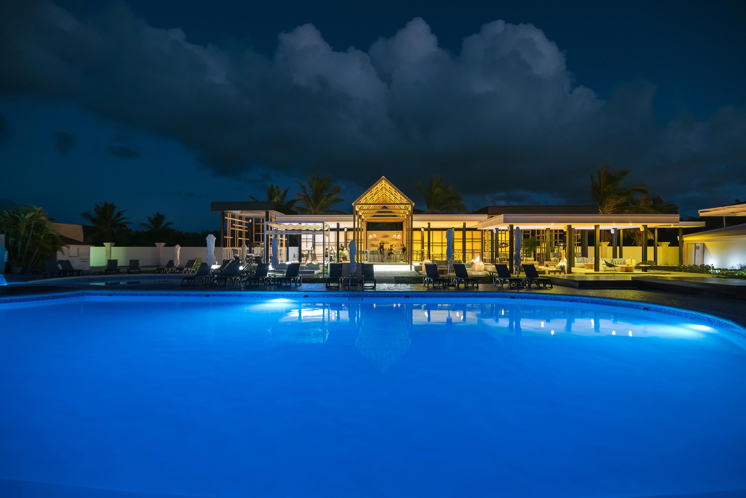 Catalonia Royal Bavaro (Adults Only) Пунта-Кана Екстер'єр фото The resort at night