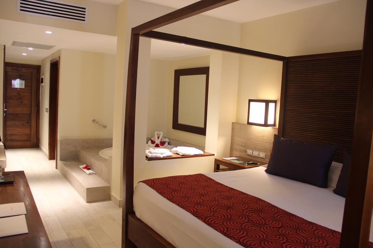 Catalonia Royal Bavaro (Adults Only) Пунта-Кана Екстер'єр фото A room at the Hard Rock Hotel