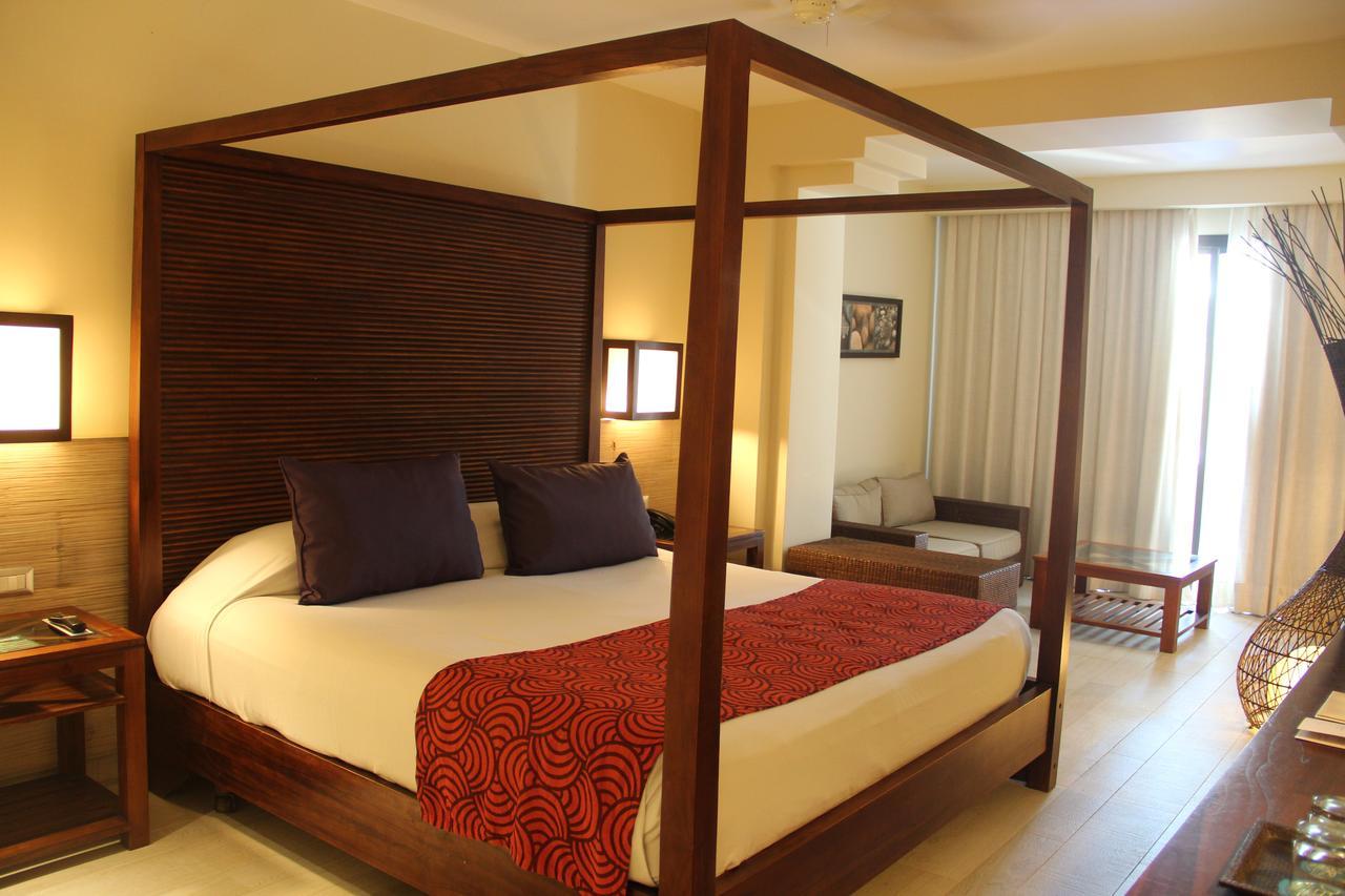 Catalonia Royal Bavaro (Adults Only) Пунта-Кана Екстер'єр фото A four-poster bed