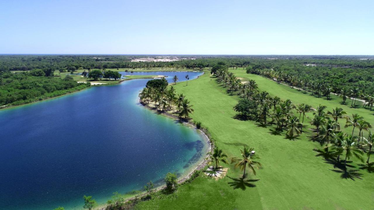 Catalonia Royal Bavaro (Adults Only) Пунта-Кана Екстер'єр фото Aerial view of the golf course